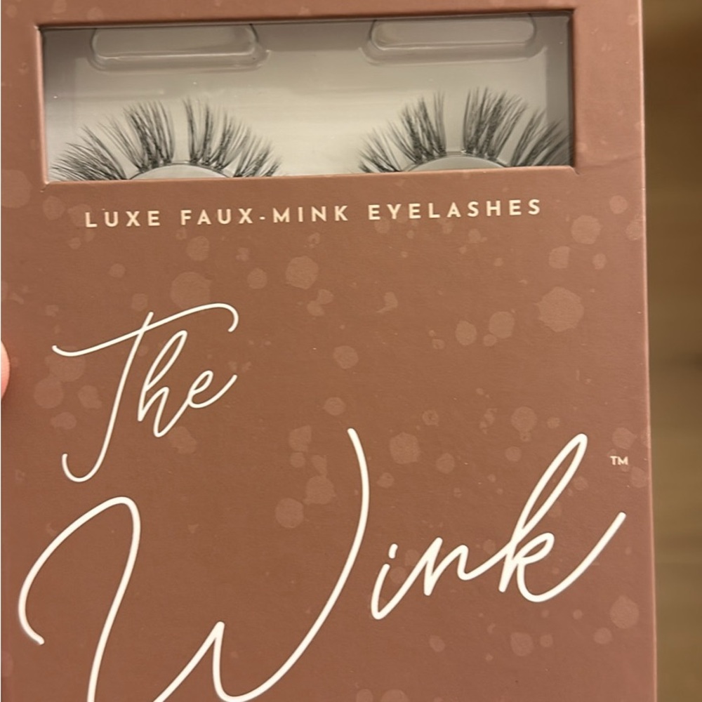 Flutter habit eyelashes